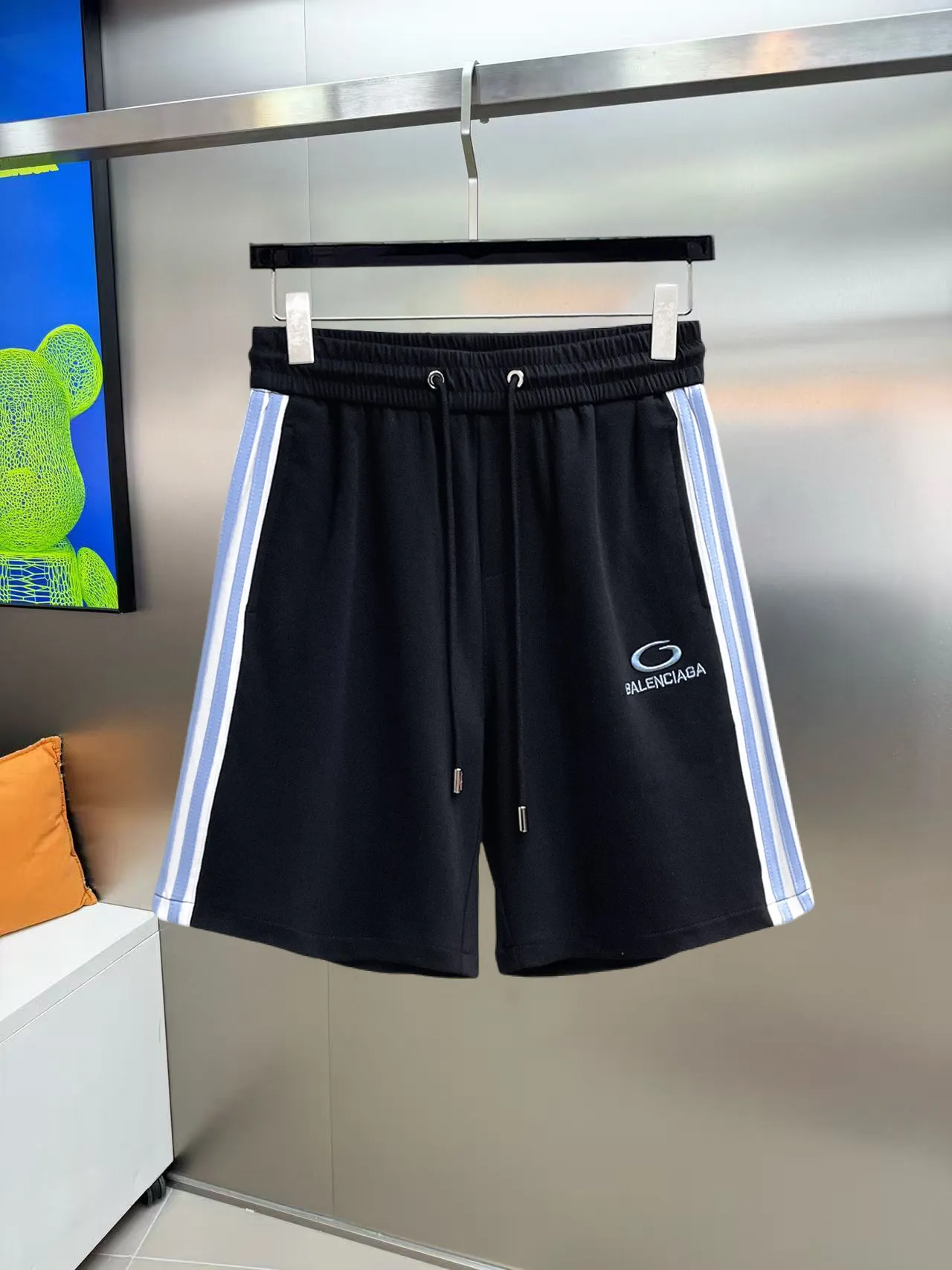 Balenciaga's three-standard complete 2026 summer New Arrival men's casual shorts, advanced custom-made Breathable fabric, Breathable fabric, extremely stretchy and comfortable, impeccable details, top-grade accessories, original logo design concept, delicate and soft feel! The upper body fit is awesome! Size: M-XXXL Please state your height and weight when ordering